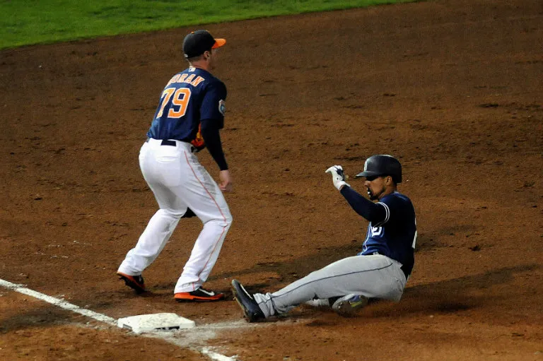 IMAGO7 Jugador de los Padres se barre en tercera base