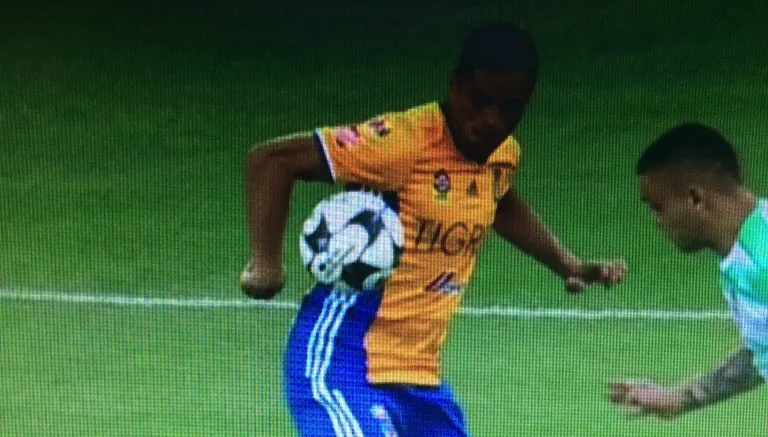 ESPECIAL Momento en que se comete la mano dentro del área