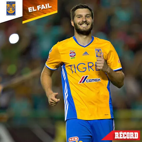 IMAGO7 Gignac sonríe tras fallar el penalti frente a León