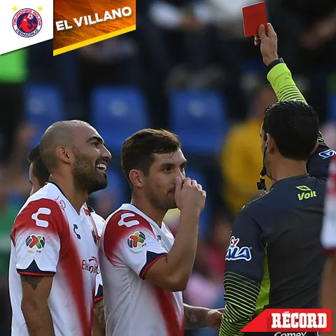 IMAGO7 El árbitro César Ramos expulsa a Gabriel Peñalba de Veracruz