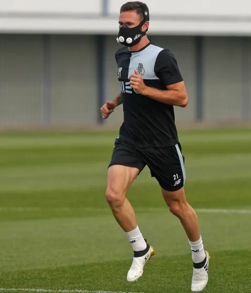 ESPECIAL El lateral azteca trota en la práctica de los Dragones