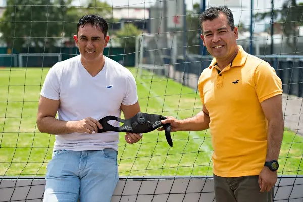 ERNESTO PÉREZ Dos preparadores físicos de América muestran la máscara