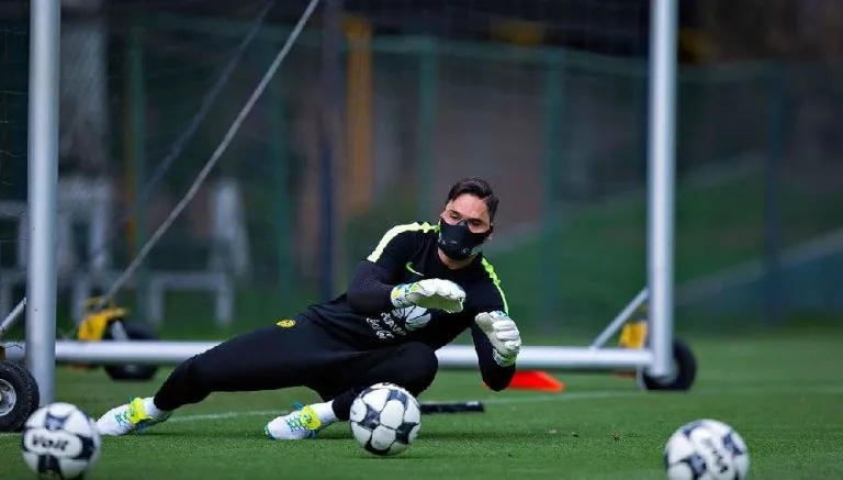 ERNESTO PÉREZ Moisés Muñoz intenta atajar un balón