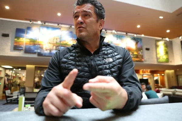 CARLOS RAMÍREZ Carlos Hermosillo platica durante la charla con RÉCORD