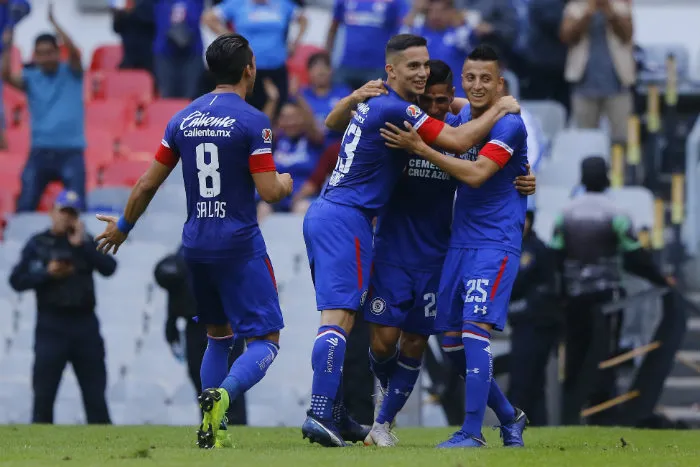 IMAGO7 Jugadores celestes festejan una anotación en el Azteca