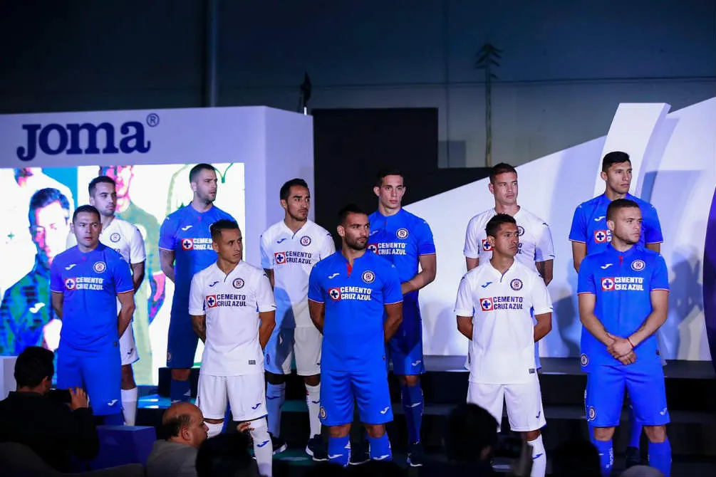 ERNESTO PÉREZ Jugadores del Cruz Azul durante la presentación del uniforme