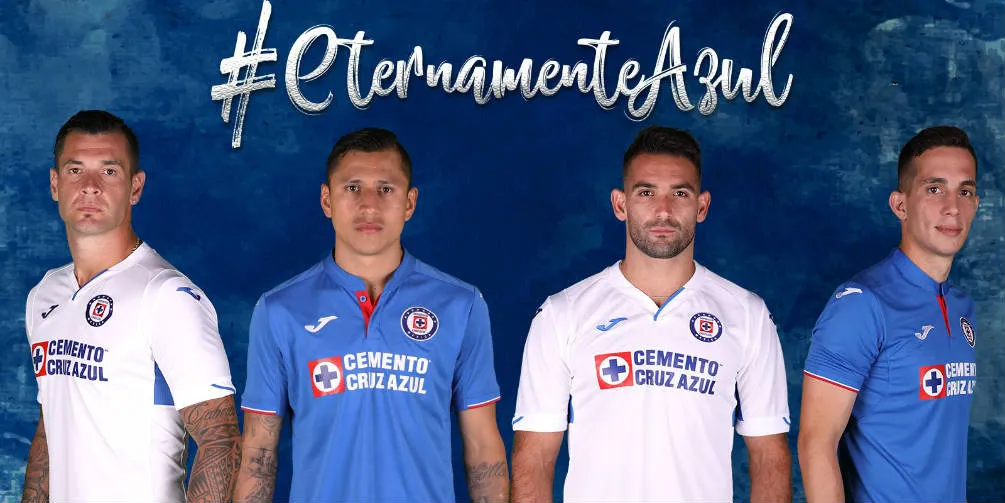 TWITTER @CRUZ_AZUL_FC Jugadores del Cruz Azul portando el nuevo uniforme