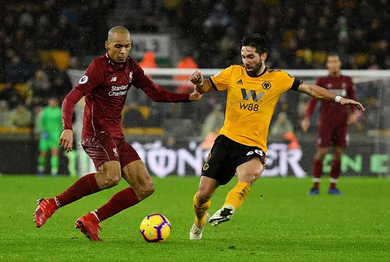 TWITTER @_FABINHOTAVARES Fabinho pelea un esférico con el Liverpool