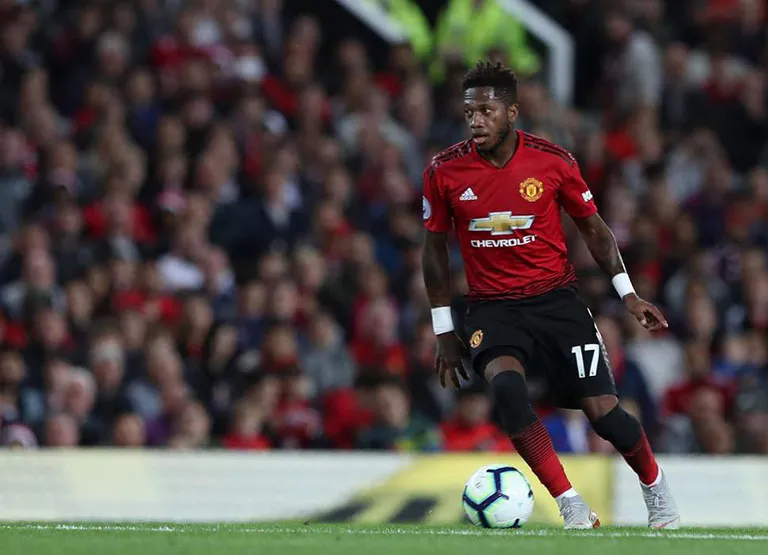 MANCHESTER UNITED Fred controla un balón en un partido