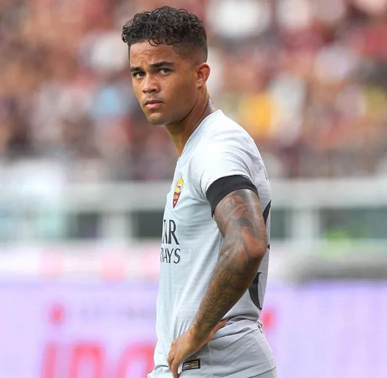 TWITTER @JUSTIN_KLUIVERT Kluivert, en un juego con la Roma
