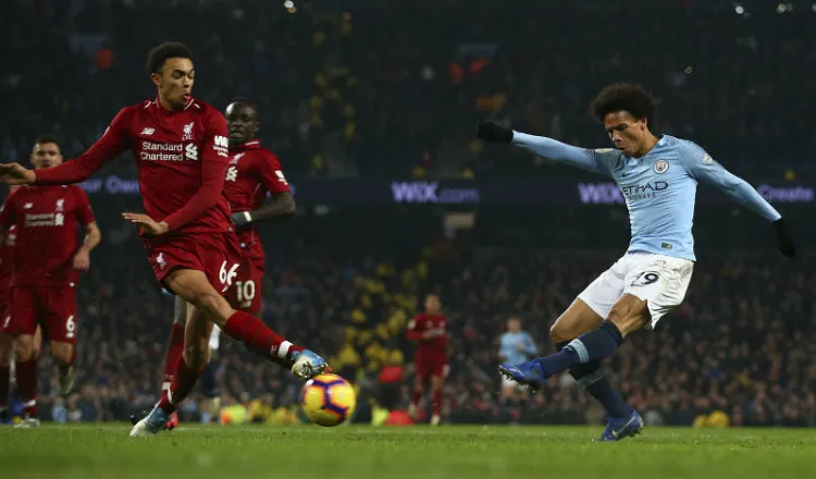 AP Leroy Sané dispara ante la defensa del Liverpol