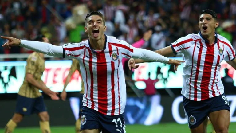 IMAGO7 Isaác Brizuela festeja gol con Chivas