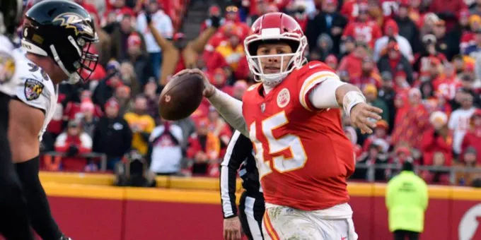 AP Patrick Mahomes lanzando un pase contra los Ravens