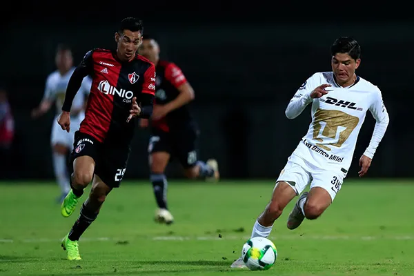 MIGUEL PONTÓN Fuerte disputa por el esférico