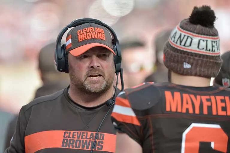 AP Freddie Kitchens habla con Baker Mayfield