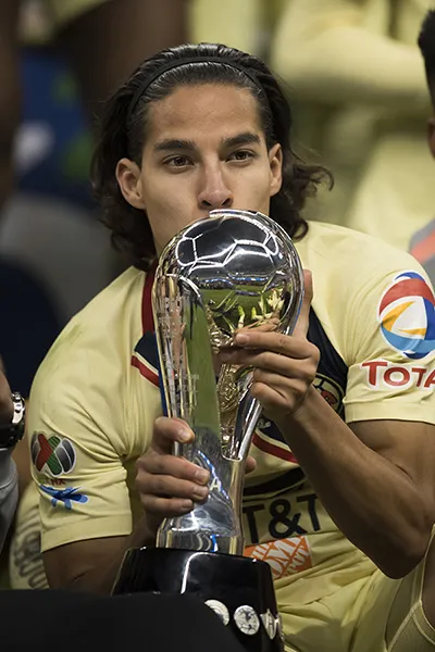 MEXSPORT Diego Lainez besa el trofeo de la Liga MX