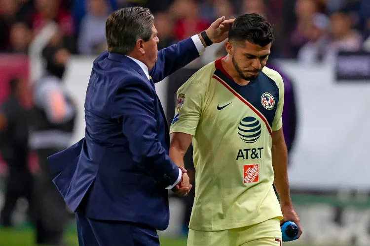 DANIEL GÁMEZ Piojo recibe a Henry Martín tras su cambio en el duelo contra Atlas