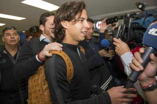 MEXSPORT Lainez en su salida del aeropuerto de la CDMX