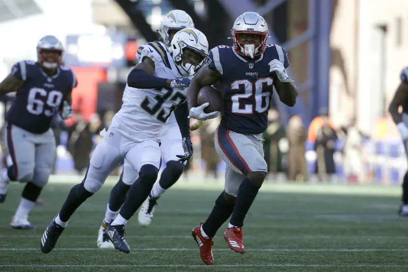 AP Sony Michel se escapa con el ovoide