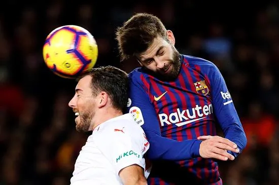 EFE Piqué batalla por el esférico con un jugador del Eibar