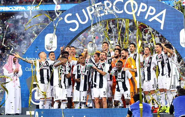 EFE Los jugadores de la Juventus festejan el título ganado al Milan