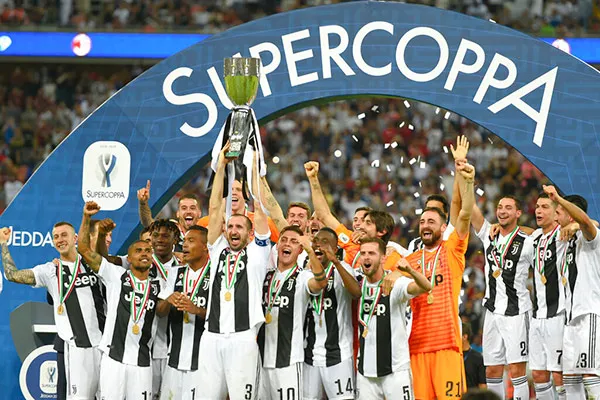 AP Jugadores de la Juventus festejan título de Supercopa