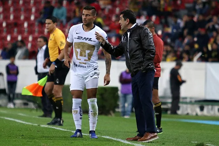 IMAGO7 Patiño le da instrucciones a uno de sus jugadores