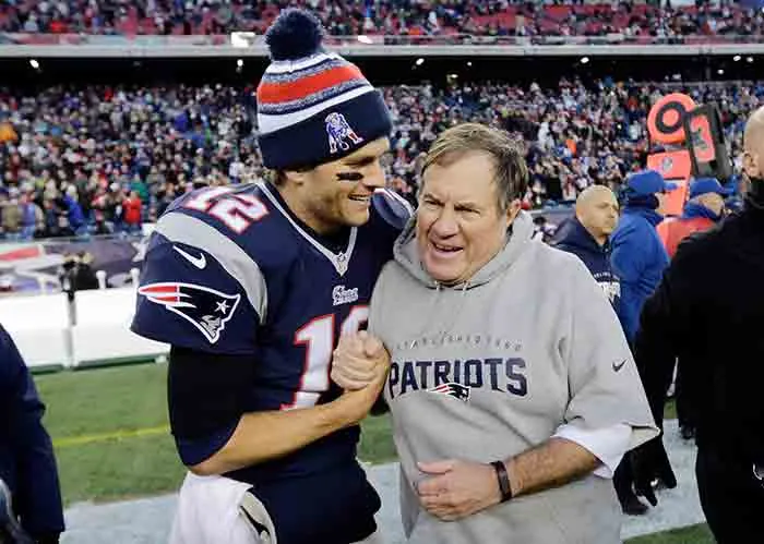 AP Tom Brady y Bill Belichick después de un partido