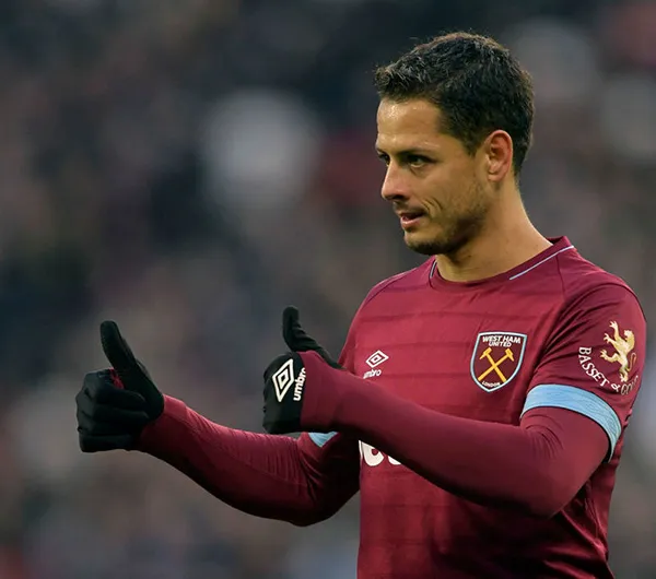 WEST HAM El delantero mexicano en partido con los Hammers