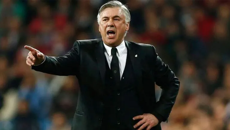 AP Carlo Ancelotti lanza un grito en pleno juego