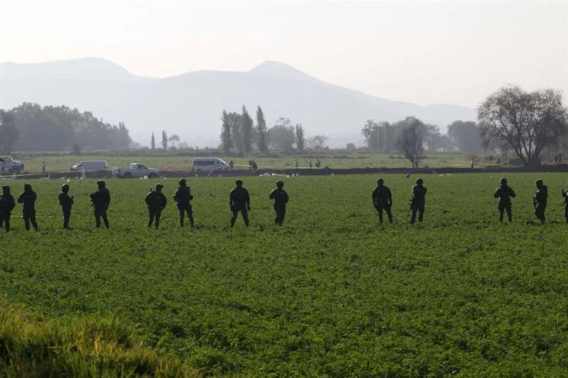 EFE Soldados rodean la zona donde expertos forenses trabajan