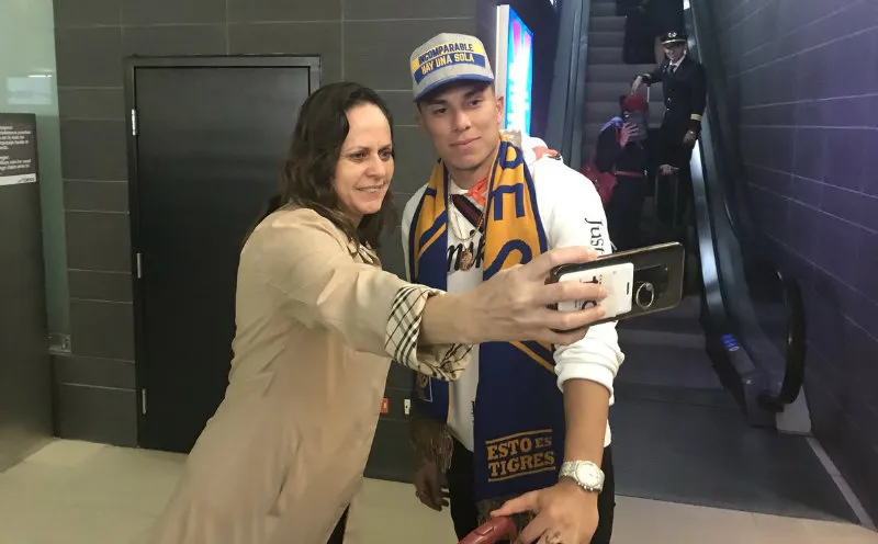 TWITTER @TIGRESOFICIAL Salcedo se toma una selfie con una aficionada