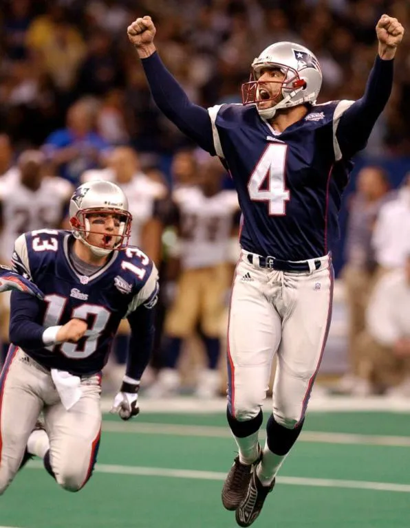 AP Vinatieri grita tras anotar el gol de campo que le dio el triunfo a los Pats