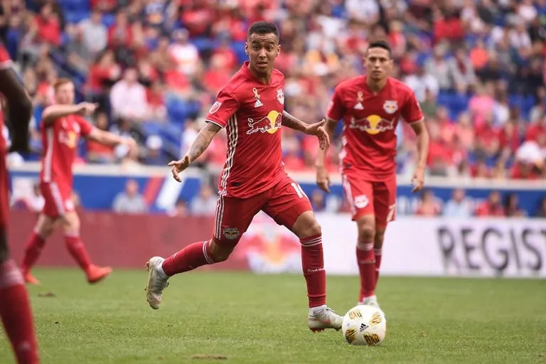 TWITTER @kakuromero17 Kaku Romero conduce el balón en un partido con Red Bulls