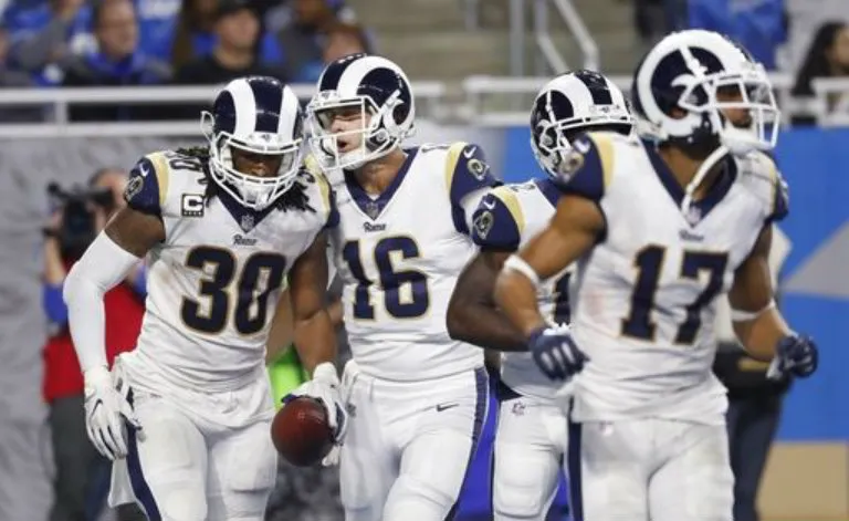 AP Gurley y Goff celebran una anotación frente a Saints