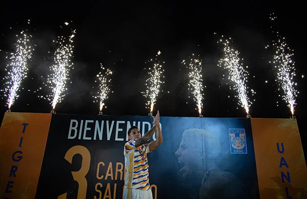 MEXSPORT El Titán saluda a la gente durante su presentación