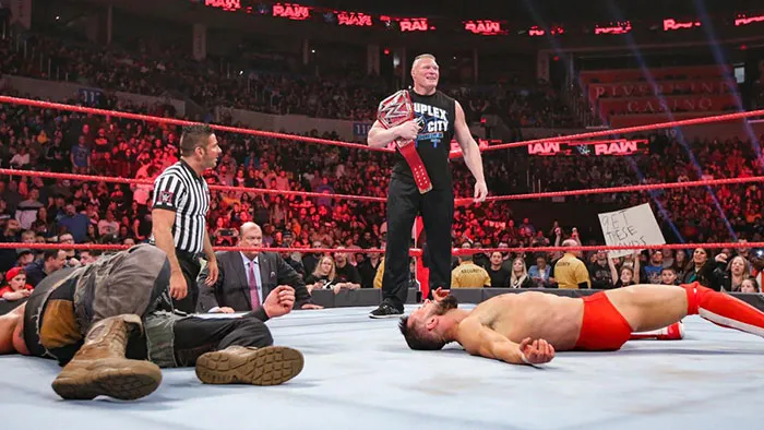 WWE.COM Brock Lesnar en el ring de RAW