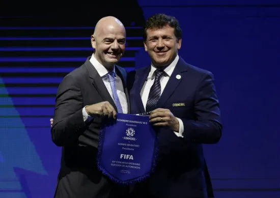 AP Infantino y Domínguez posan para la foto