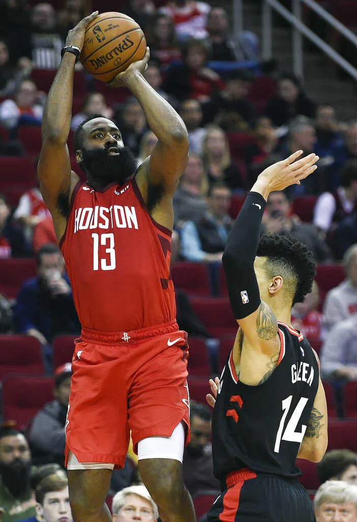 AP James Harden se perfila para encestar un triple