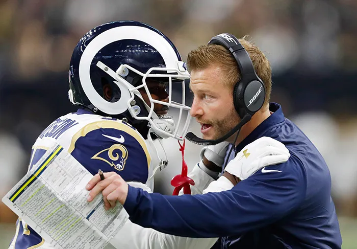 AP McVay da indicaciones a su equipo