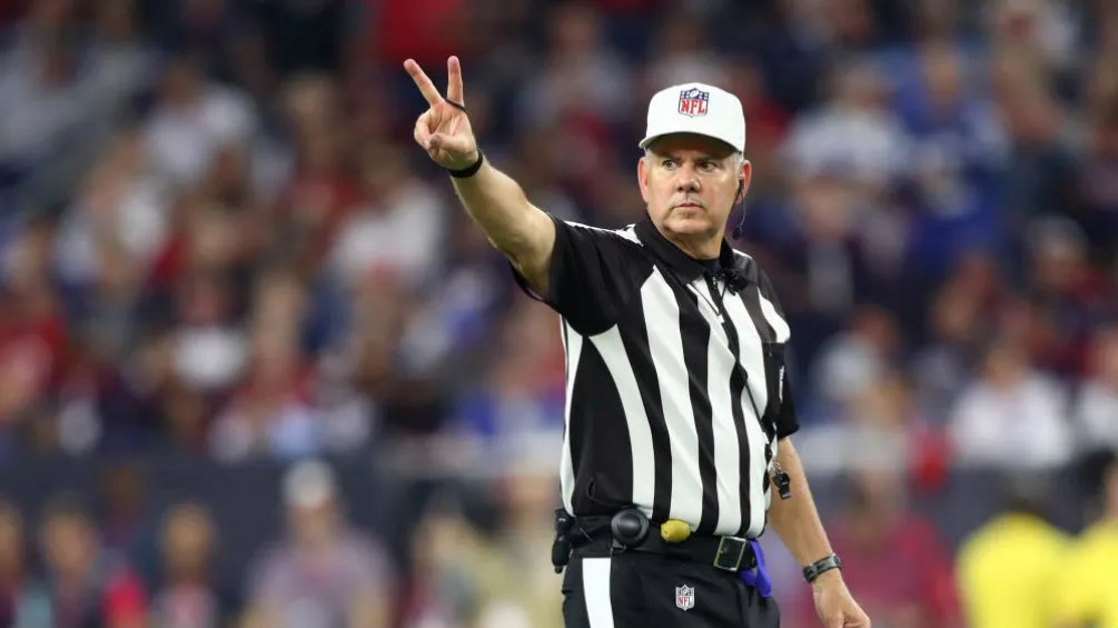 TEITTER @HAWKEYESZN Bill Vinovich durante el juego entre Rams y Saints