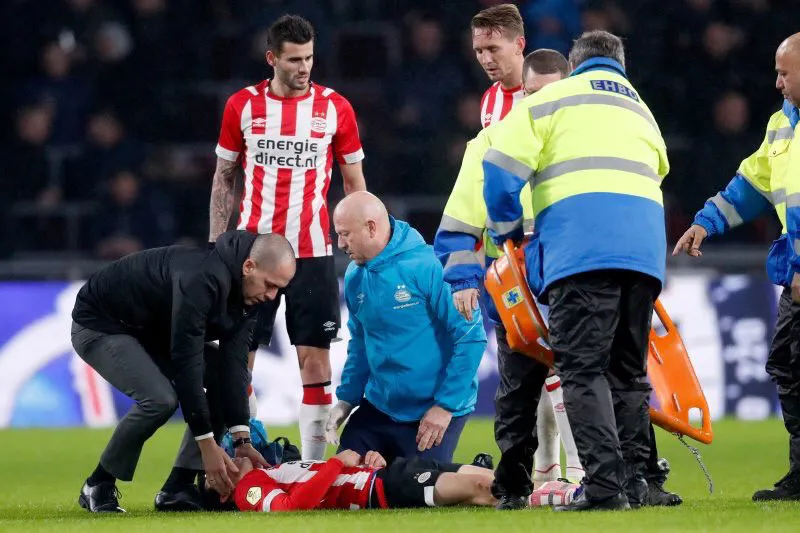 TWITTER @PSV Lozano es atendido tras el fuerte choque de cabezas
