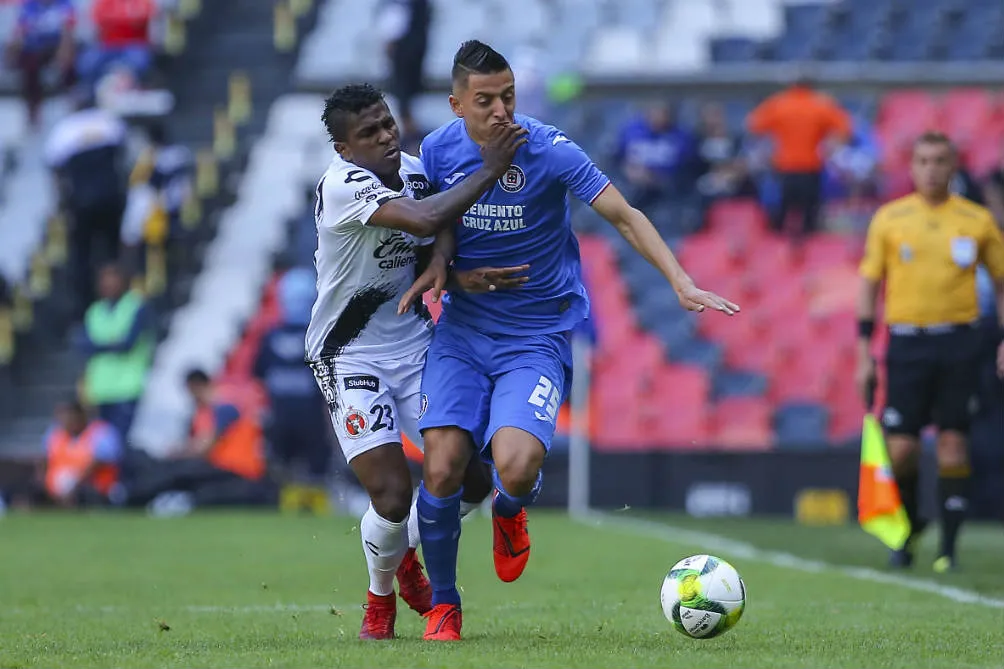 IMAGO7 Bolaños y Piojo Alvarado luchan por la esférica