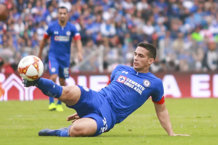 IMAGO7 Iván Marcone disputa el esférico en su paso por Cruz Azul