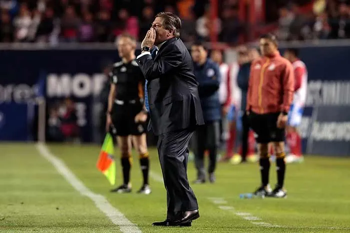 DANIEL GÁMEZ El timonel da indicaciones a sus jugadores