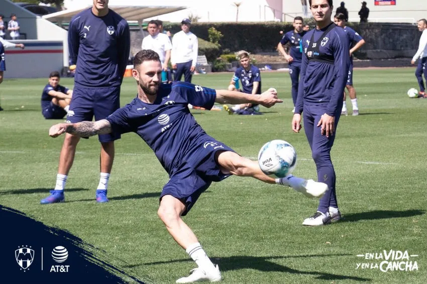 TWITTER @RAYADOS Layún prende de volea el balón entrenamiento de Rayados