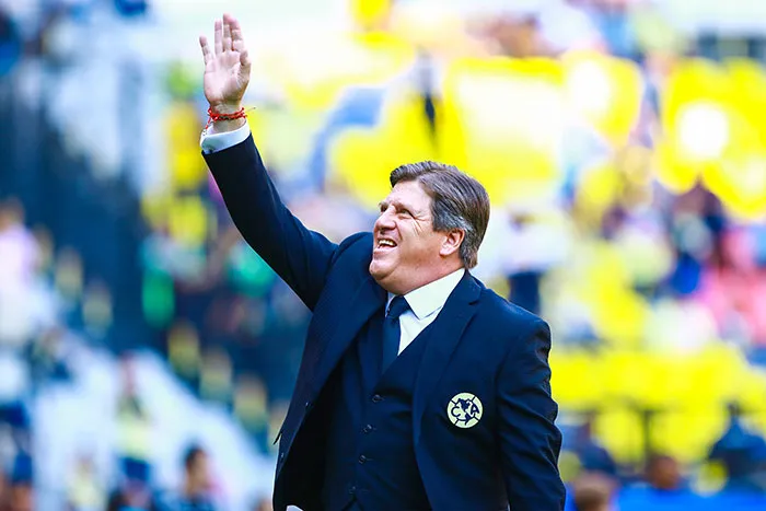 IMAGO7 El Piojo saluda a la grada