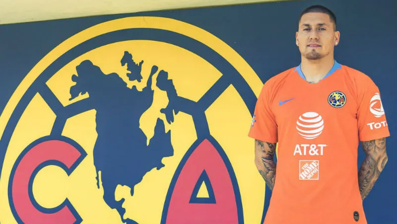 TWITTER @CLUBAMERICA Nico Castillo posa con el jersey naranja del América