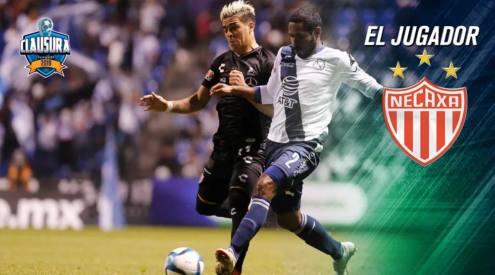 IMAGO7 Brian Fernández disputa un balón con Brayan Angulo