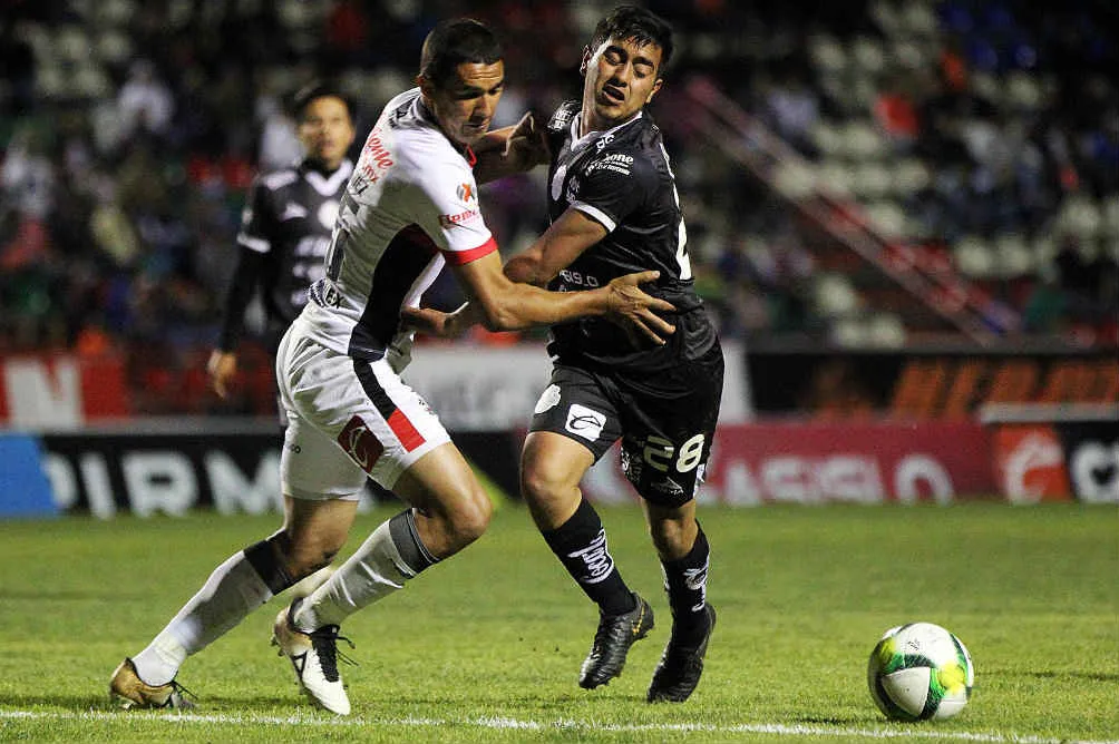 IMAGO7 Jairo González y Erick Sánchez, disputan la redonda